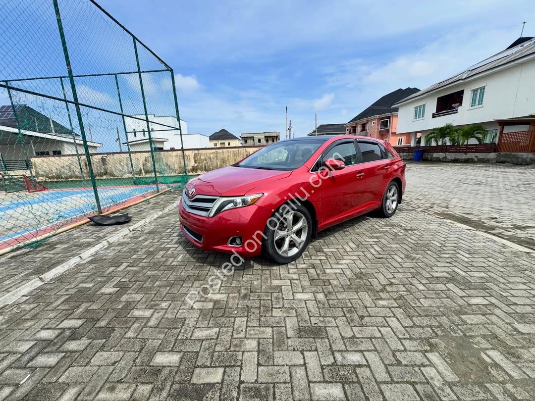 2014 Toyota VENZA Limited – Premium Panoramic Cruiser