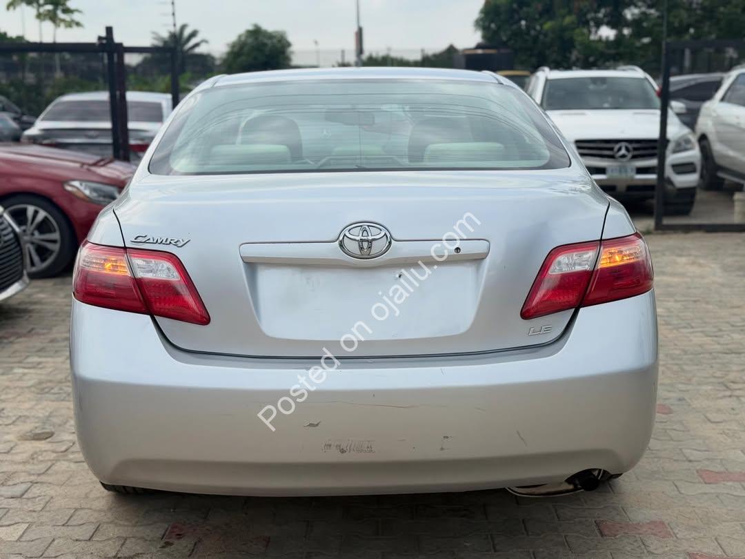 2008 Toyota Camry LE: Accident-Free, Key Start & Pristine!