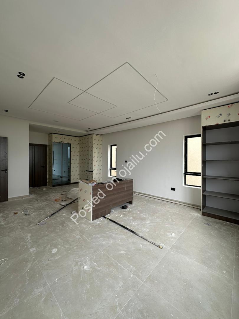 5-Bed Estate Living with Pool & Rooftop Lounge