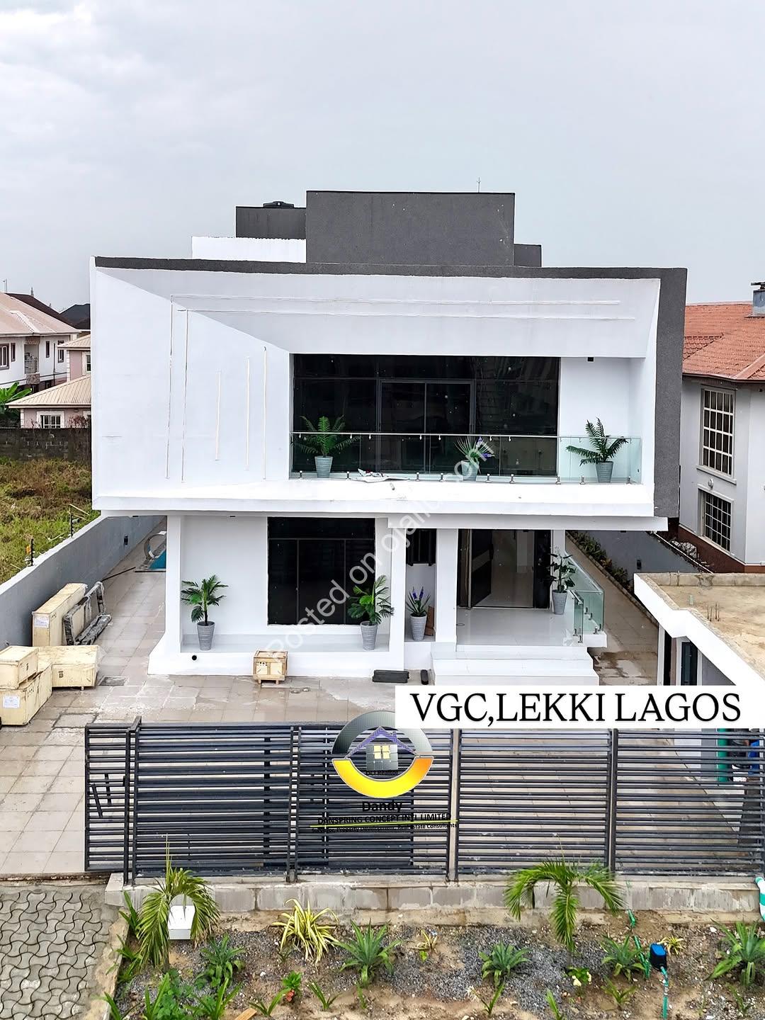 5-Bed Smart Duplex: Pool, Elevator & Cinema in VGC!