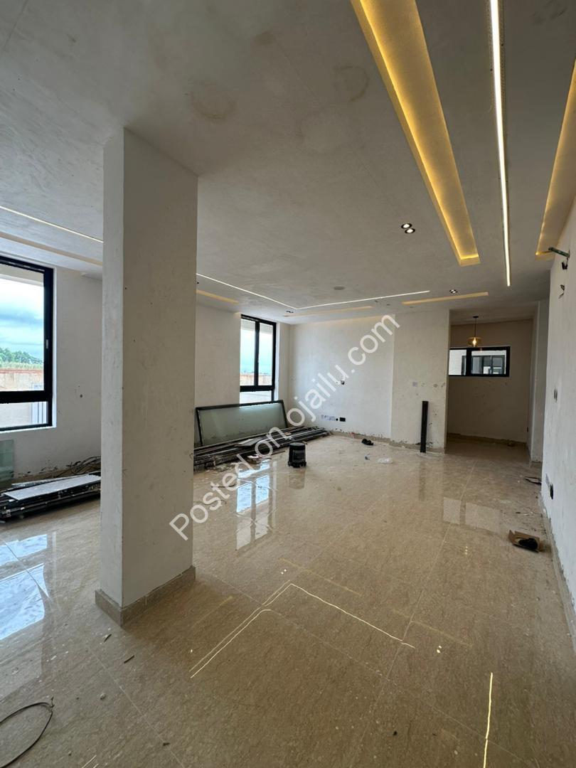 5-Bed Estate Living with Pool & Rooftop Lounge