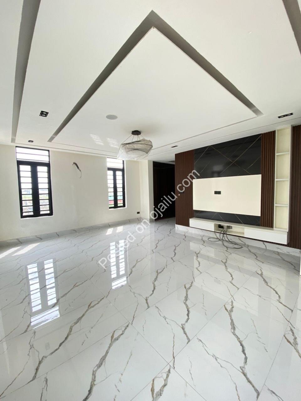5-Bed Duplex in Lekki Phase 1: Ensuites, Pool & C of O.