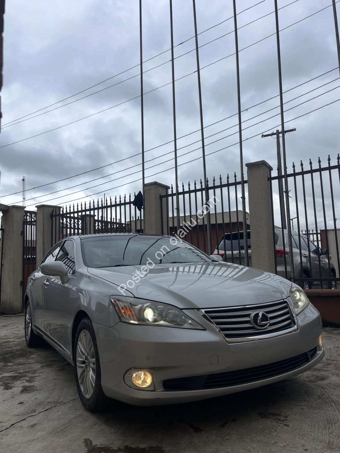 2010 Lexus ES350: Keyless, Panoramic, Perfection!