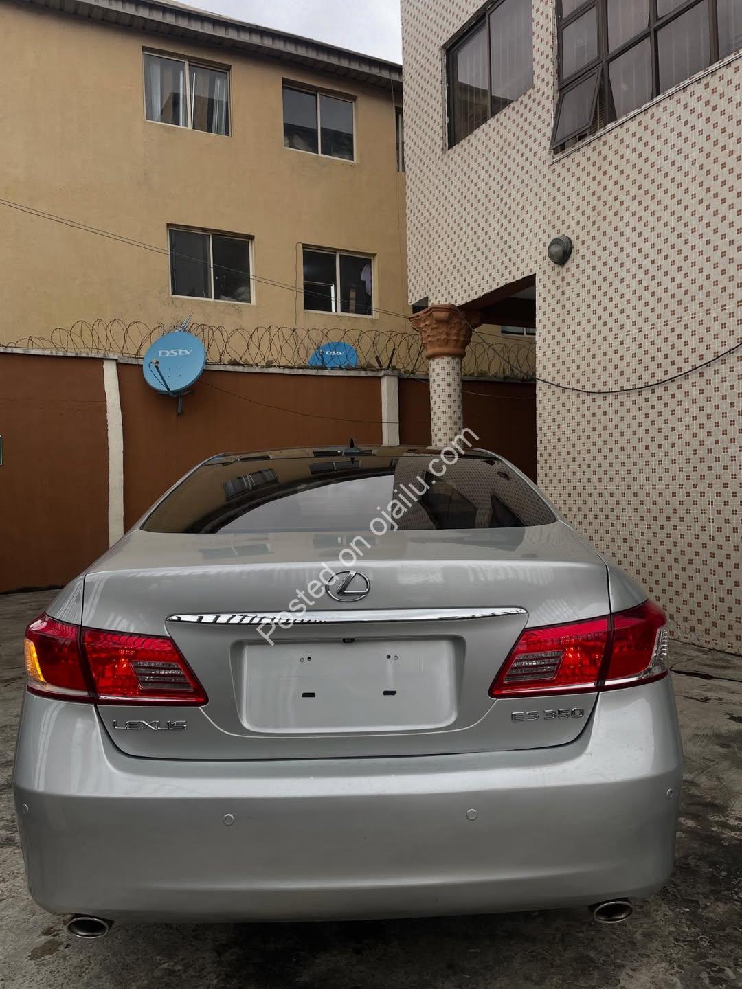 2010 Lexus ES350: Keyless, Panoramic, Perfection!