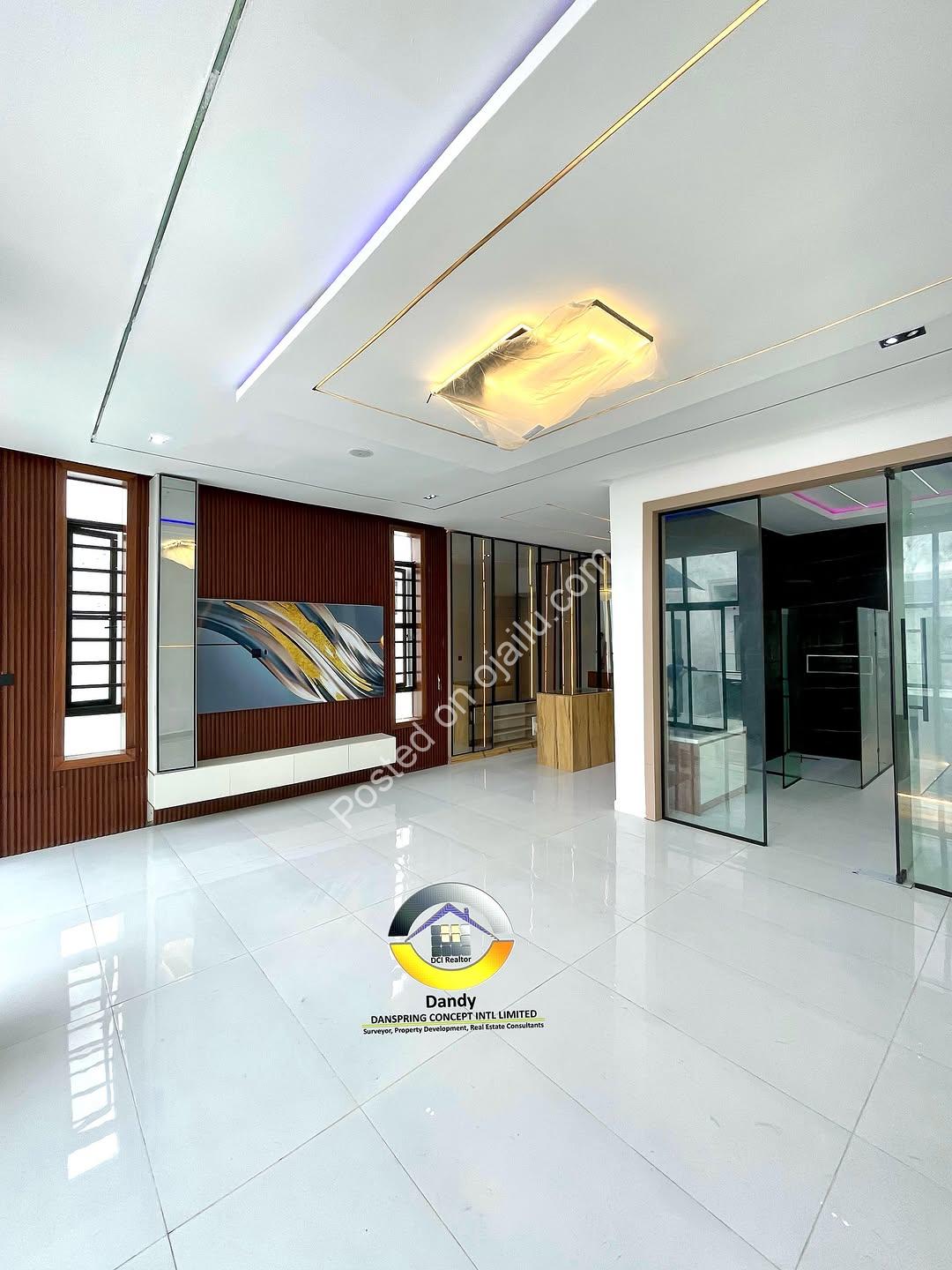 Ensuite Oasis: 5-Bed Detached Duplex with Pool