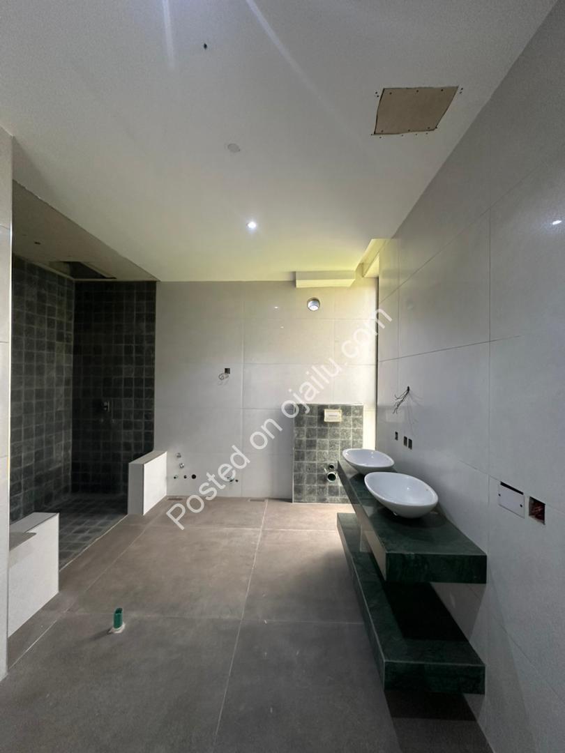 Ikoyi Elegance: Elevator, Cinema & Pool