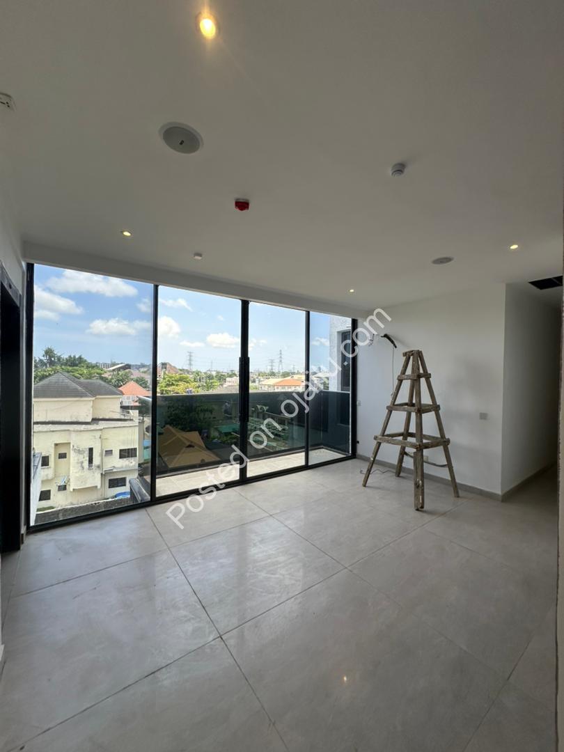 Ikoyi Elegance: Elevator, Cinema & Pool