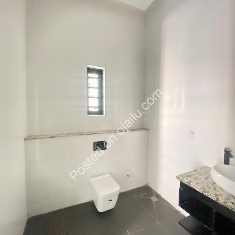Ikoyi’s Pinnacle: Brand New 5-Bed with Pool & Gym