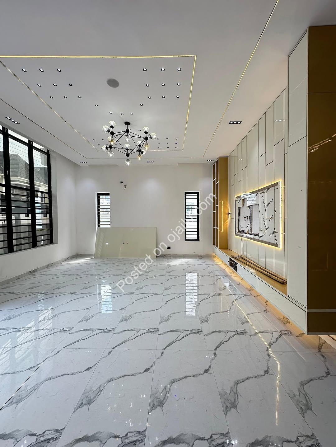 Modern Masterpiece: 5-Bed Smart Home with Rooftop Terrace