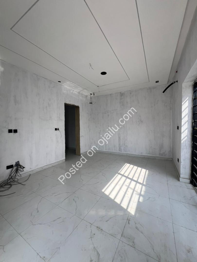 Opulent 4-Bed Duplex: Ensuites & Walk-ins