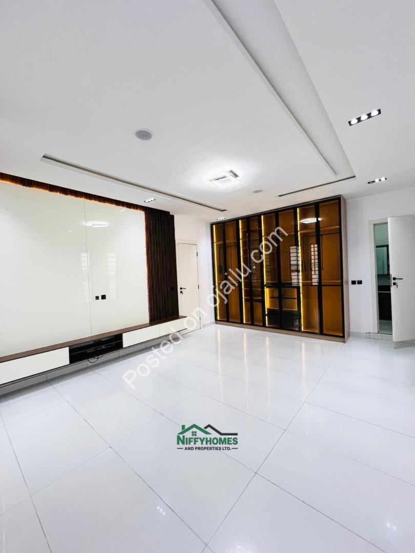 Stunning 5-Bed Duplex with Pool & Rooftop View