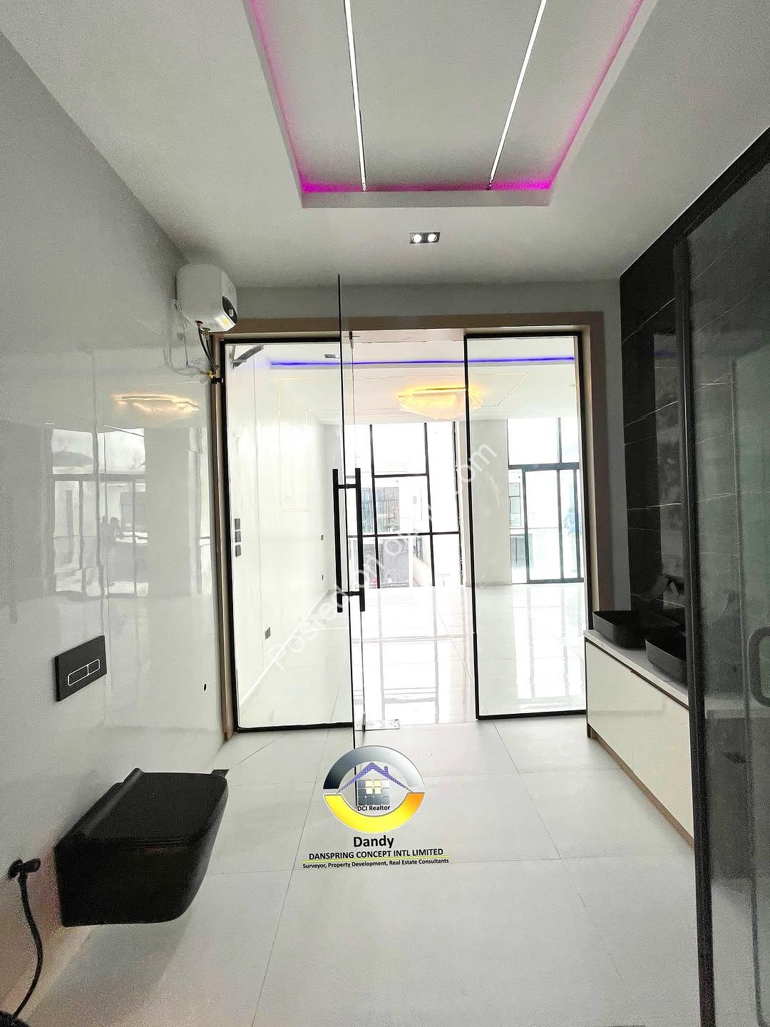 Ensuite Oasis: 5-Bed Detached Duplex with Pool