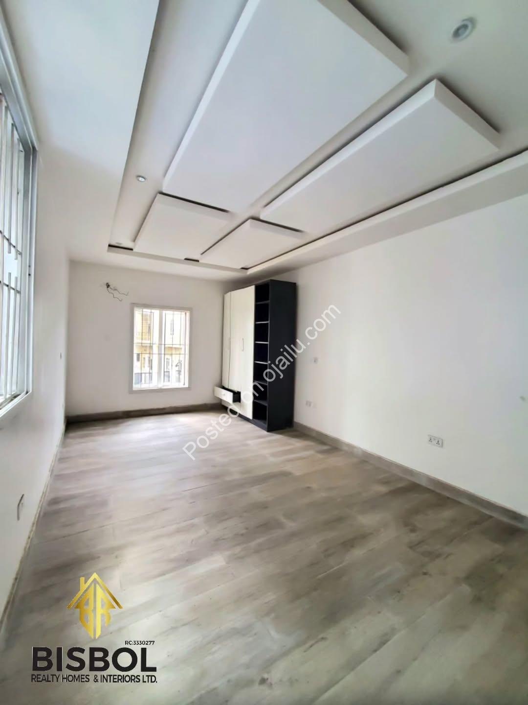 5-Bed Detached Duplex: Walk-In Ready in Chevron!