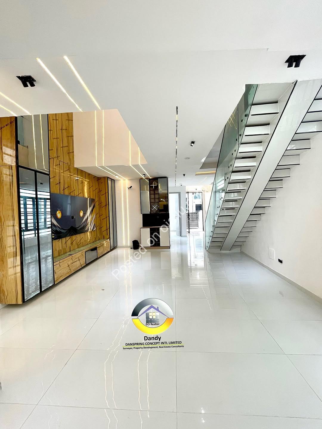 Ensuite Oasis: 5-Bed Detached Duplex with Pool
