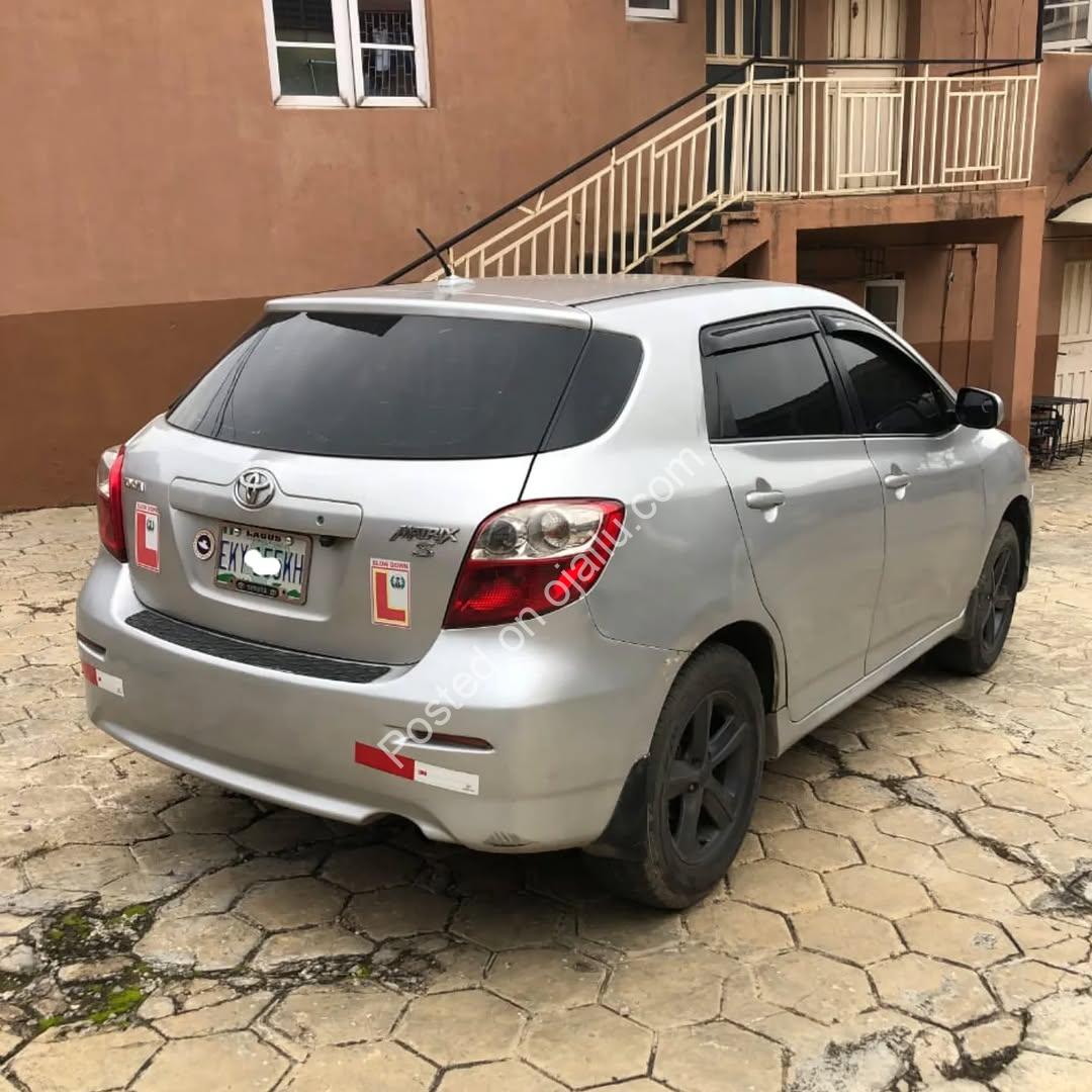 Toyota Matrix S 2010: Smooth Drive, Reverse Camera