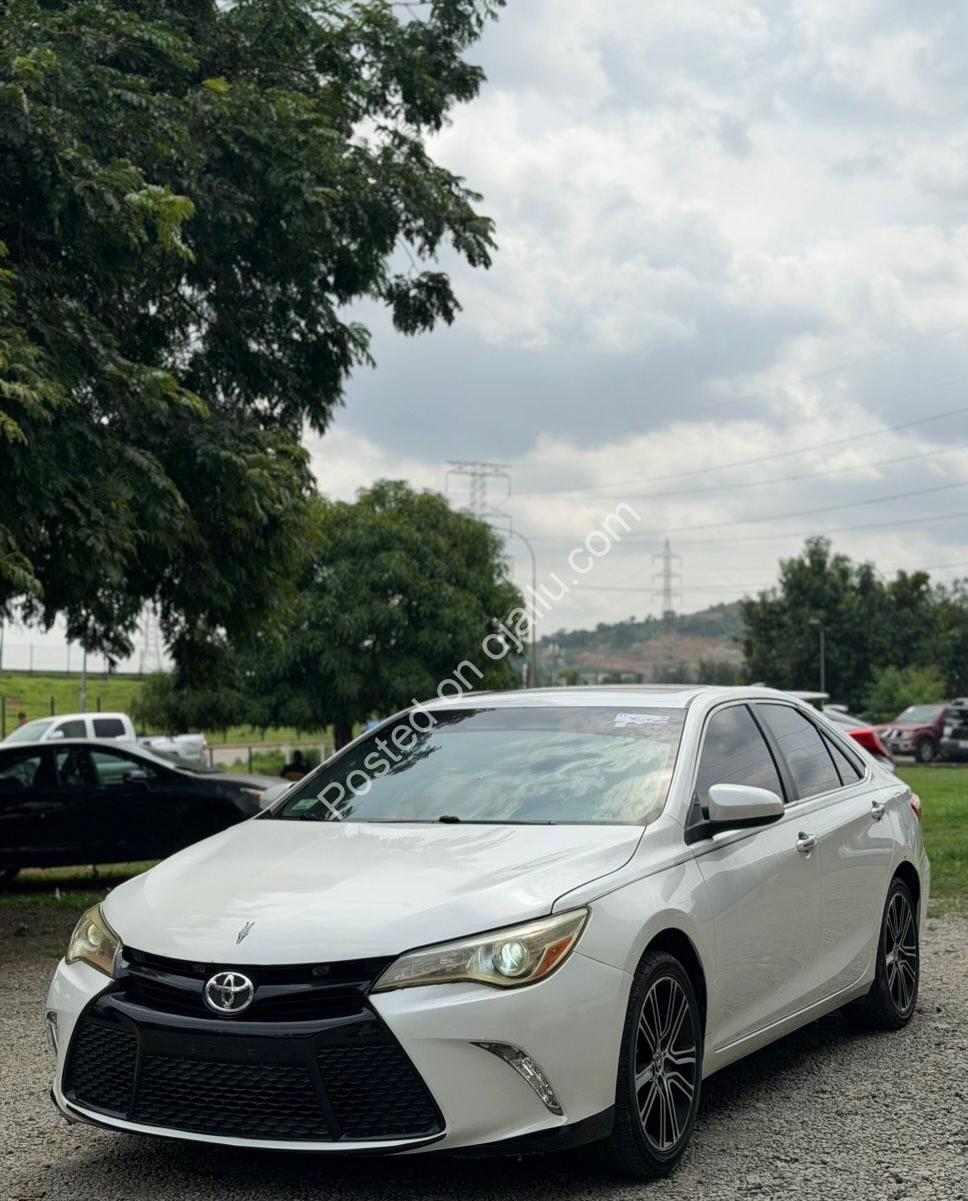 2016 Toyota Camry SE: Loaded & Mint – 12.3M