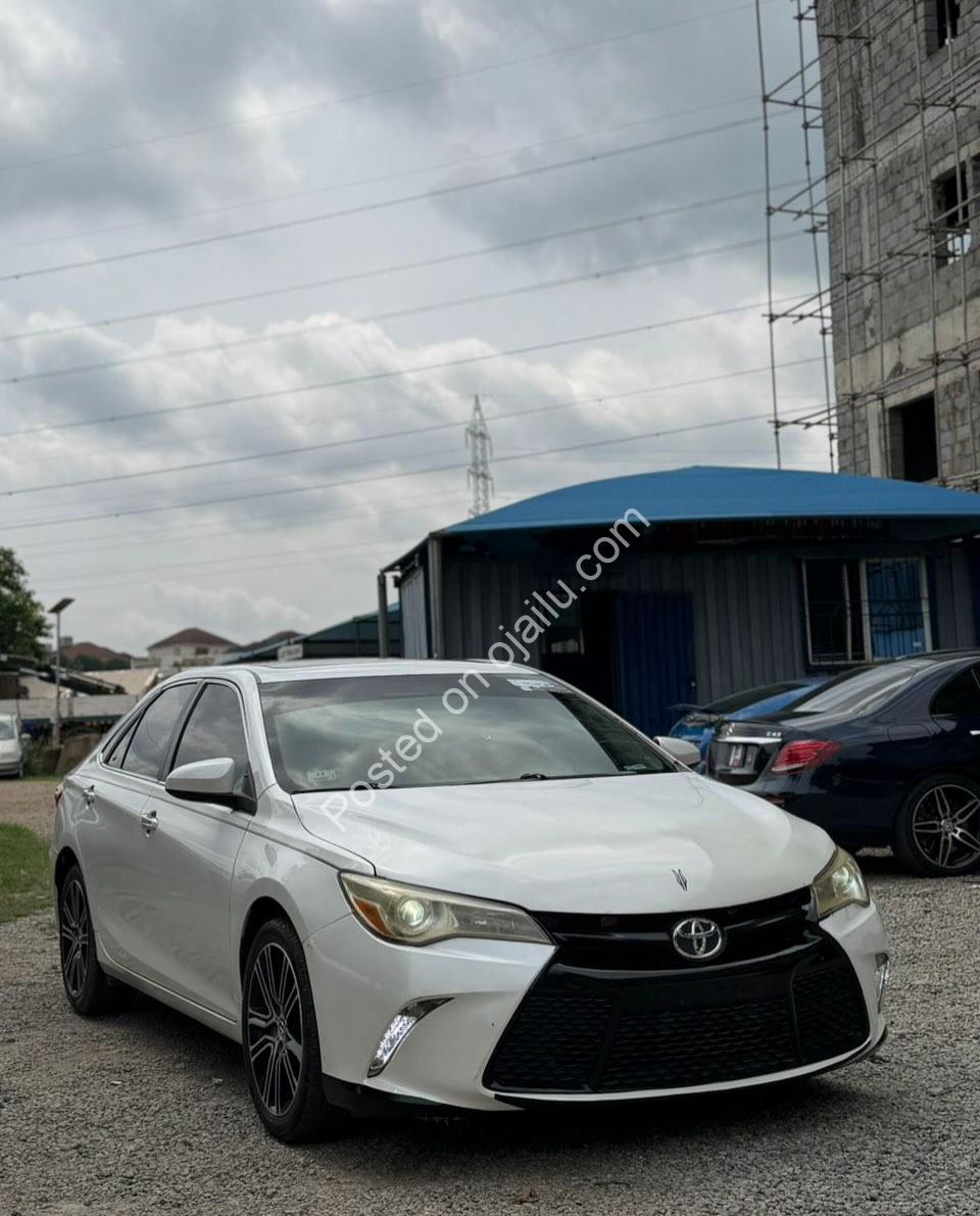 2016 Toyota Camry SE: Loaded & Mint – 12.3M