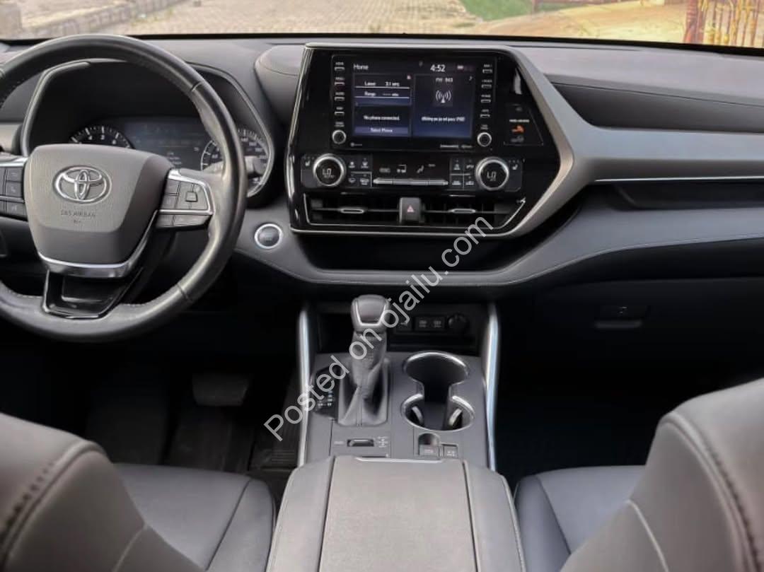 Super Clean 2020 Toyota Highlander XLE – Drive Today, Pay in 3 Years!