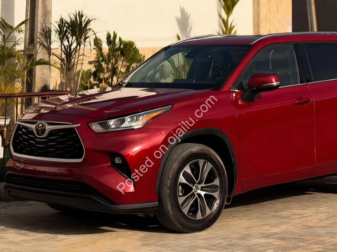 Super Clean 2020 Toyota Highlander XLE – Drive Today, Pay in 3 Years!
