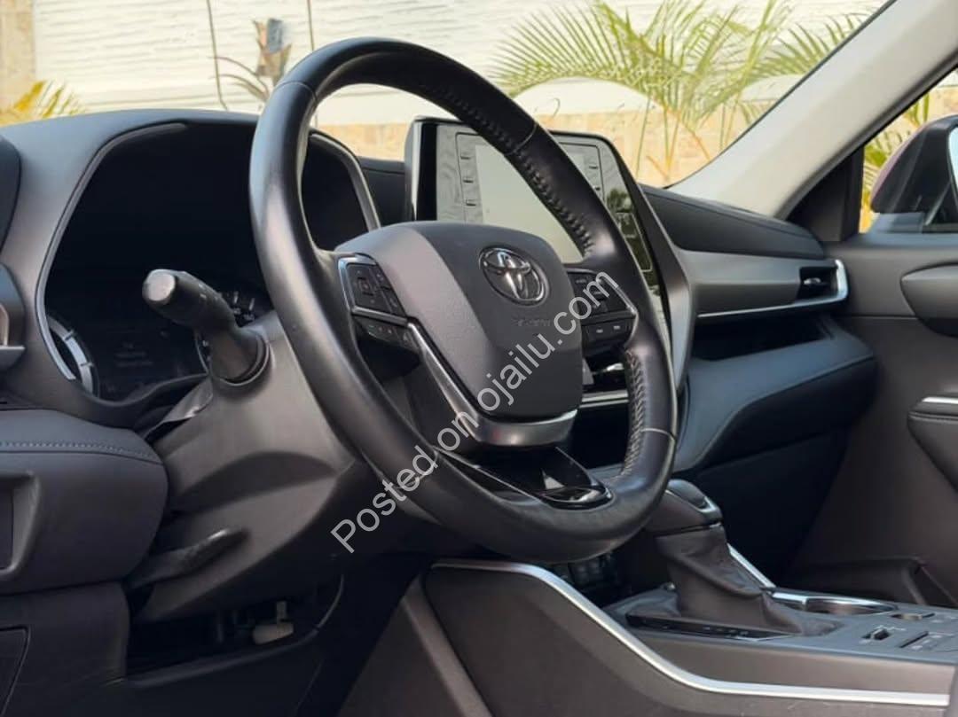 Super Clean 2020 Toyota Highlander XLE – Drive Today, Pay in 3 Years!