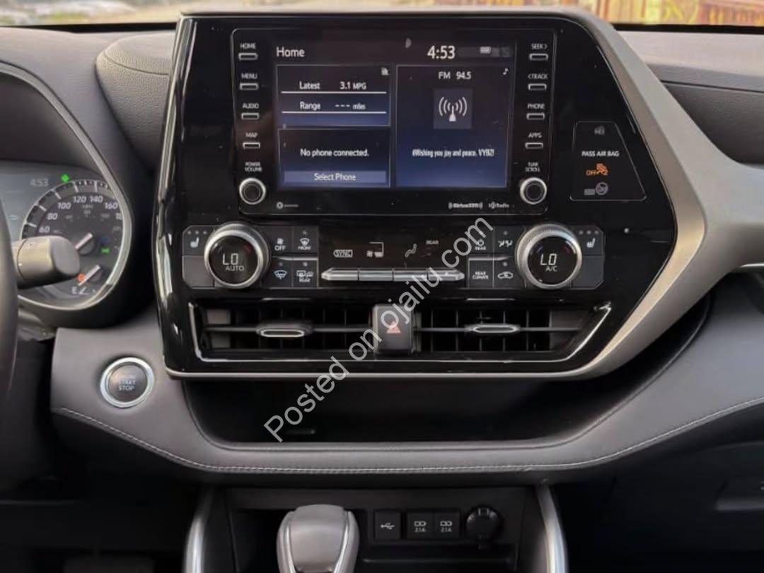 Super Clean 2020 Toyota Highlander XLE – Drive Today, Pay in 3 Years!