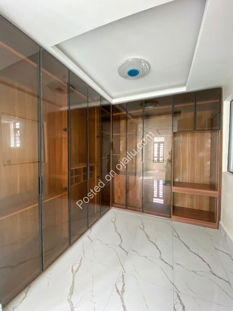 5-Bed Duplex in Lekki Phase 1: Ensuites, Pool & C of O.