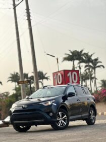 2018 Toyota RAV4 XLE: Premium SUV
