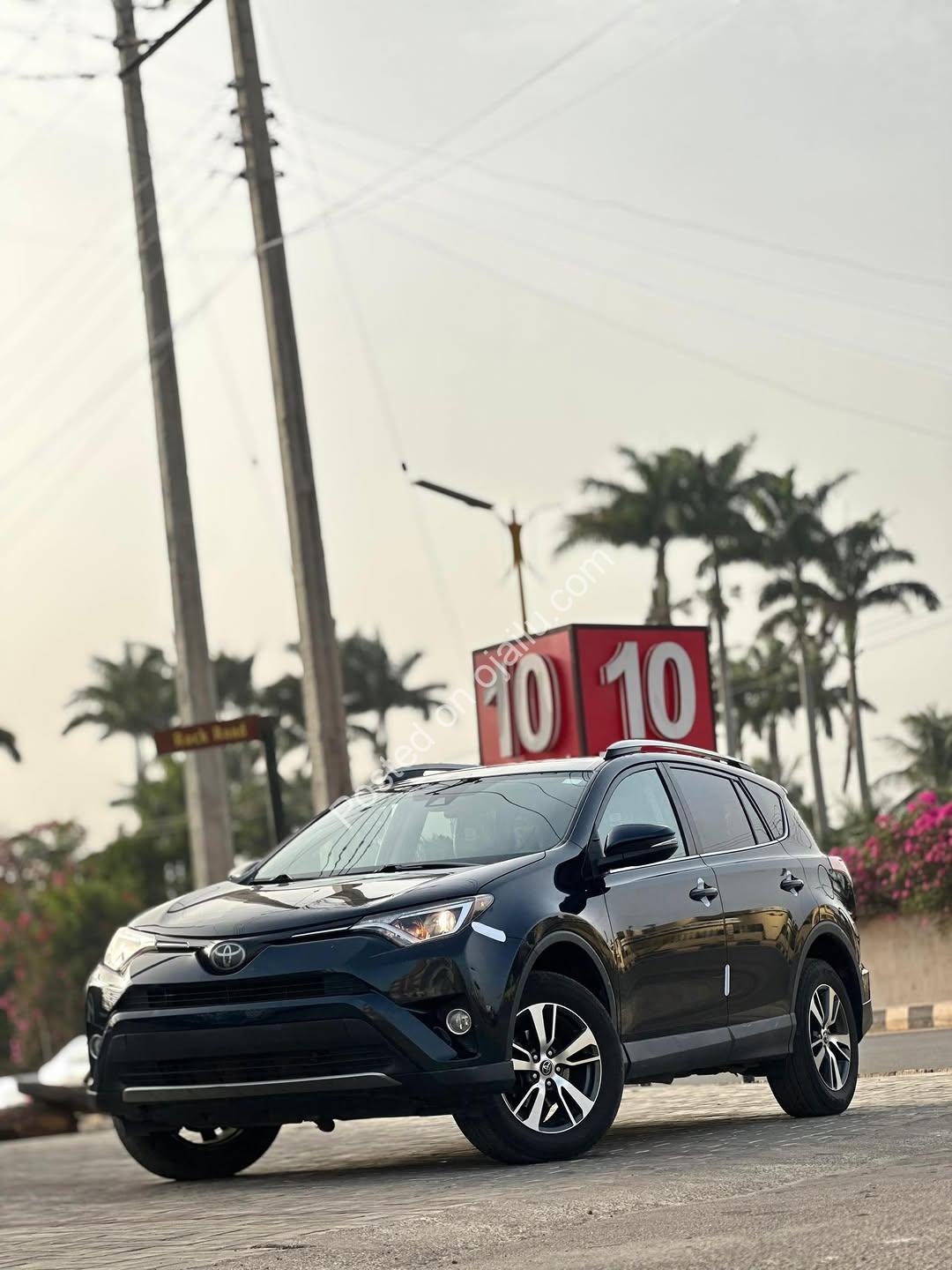 2018 Toyota RAV4 XLE: Premium SUV, Accident-Free, Keyless Entry