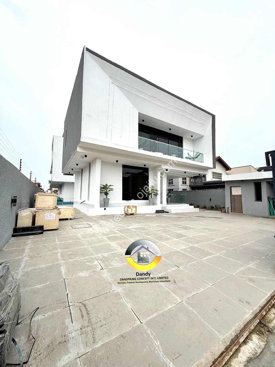 5-Bed Smart Duplex: Pool, Elevator & Cinema in VGC!
