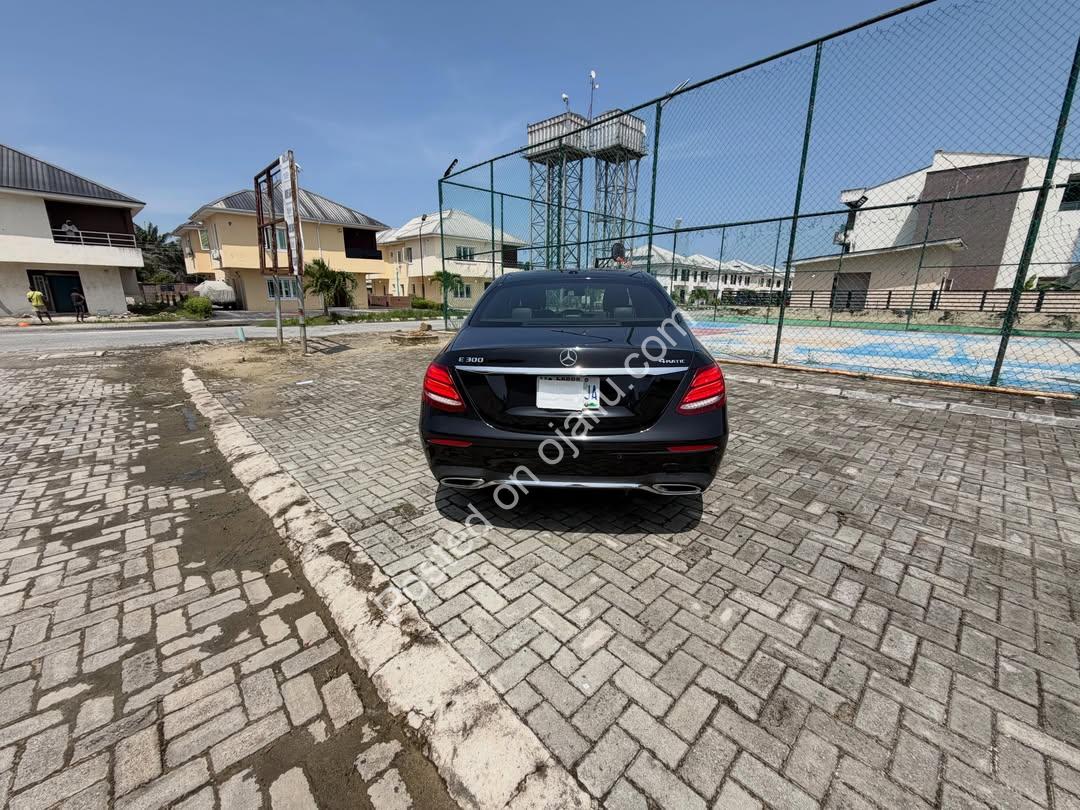 2016 Mercedes E300: Luxe, Push-Start, Sunroof
