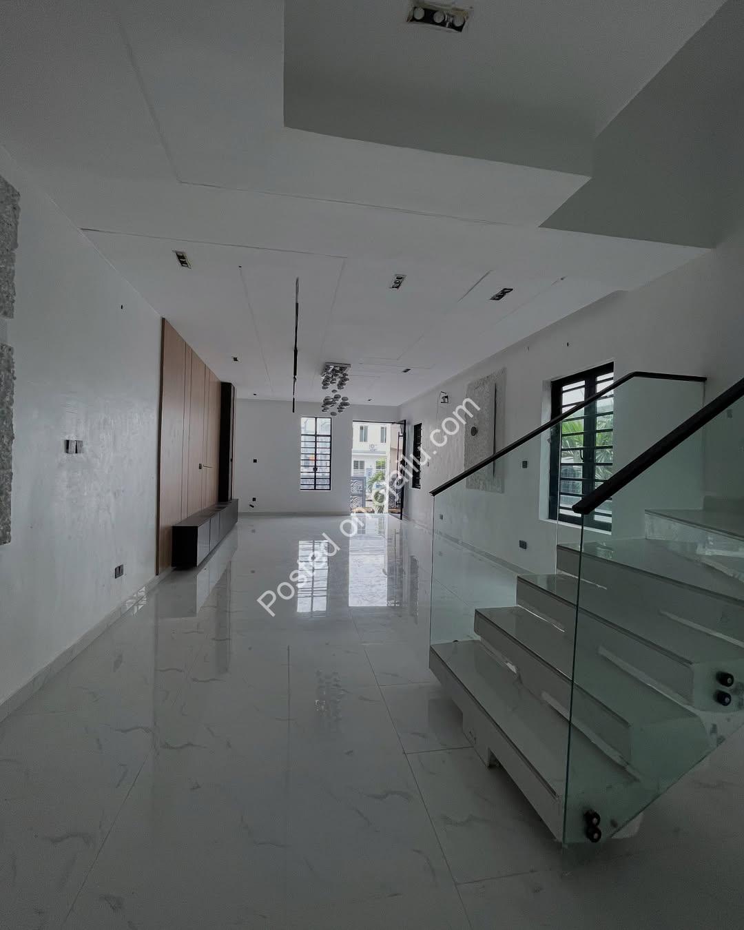 Secure 5-Bedroom Duplex: Move-In Ready in VGC