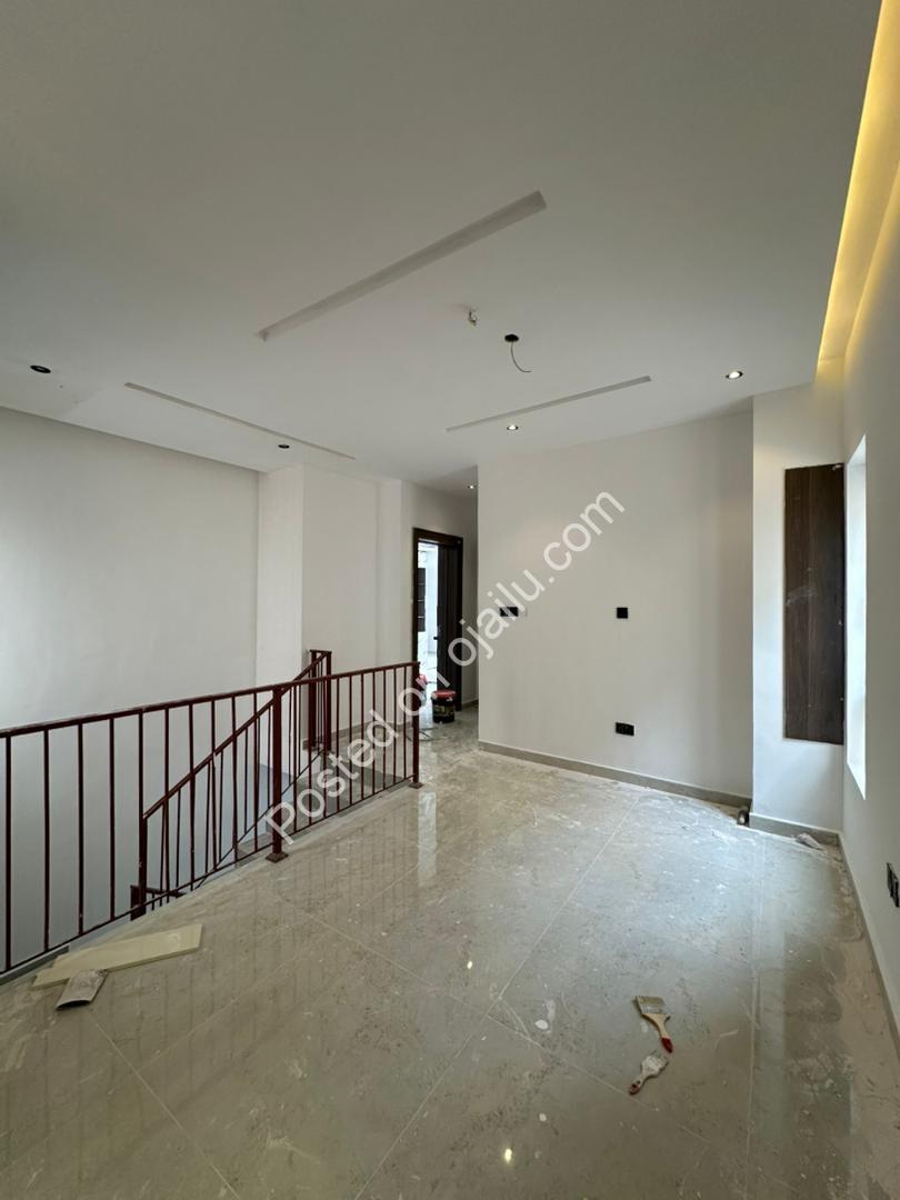 5-Bed Estate Living with Pool & Rooftop Lounge
