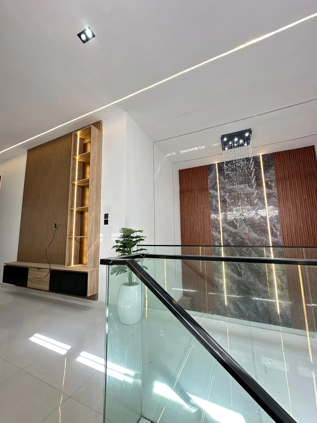 Smart Living Meets Sophistication: Lake-Ready 5-Bed Duplex