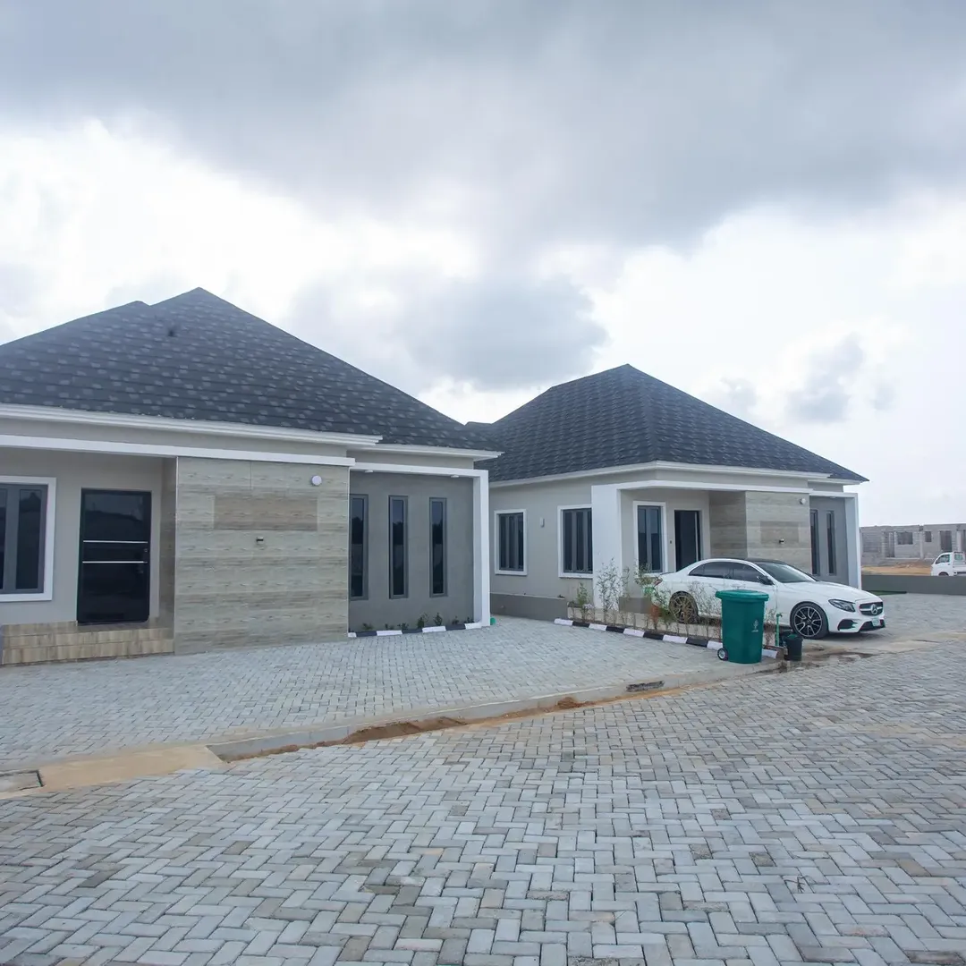 Your Dream Home Awaits: 3BR Bungalow + Gym & Pool