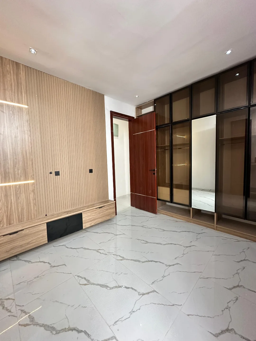 Smart Living Meets Sophistication: Lake-Ready 5-Bed Duplex