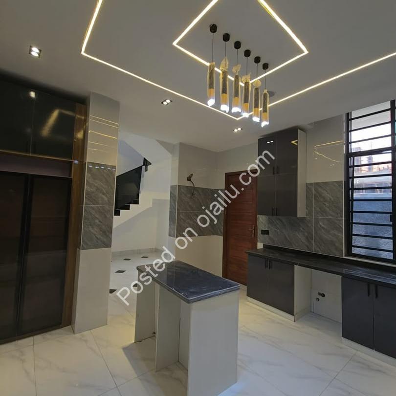 Sophisticated 4-Bed Terrace Duplex in Chevron