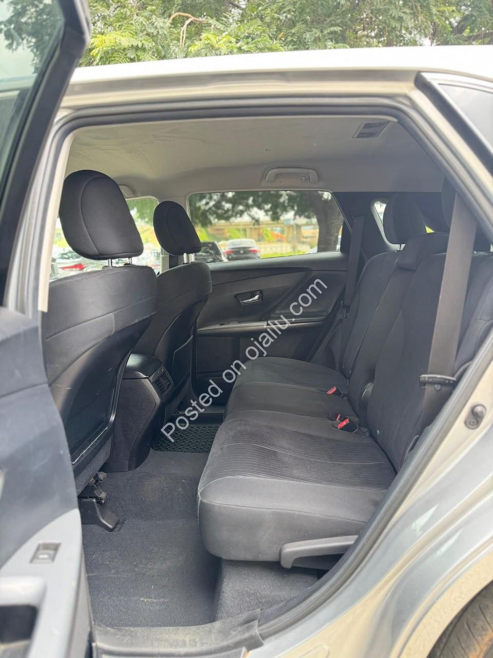2016 Toyota Venza LE – Genuine Duty, Reverse Cam & Alloy Rims