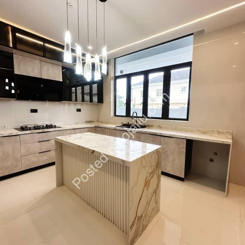 Soaring 5-Bed in VGC: Pool, Gym & Elevator