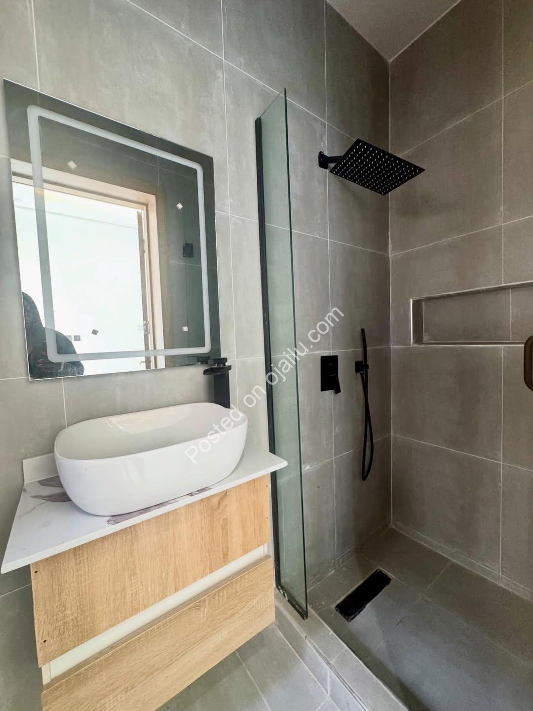 2BR Serviced Oasis: Pool, Gym & Elevator!