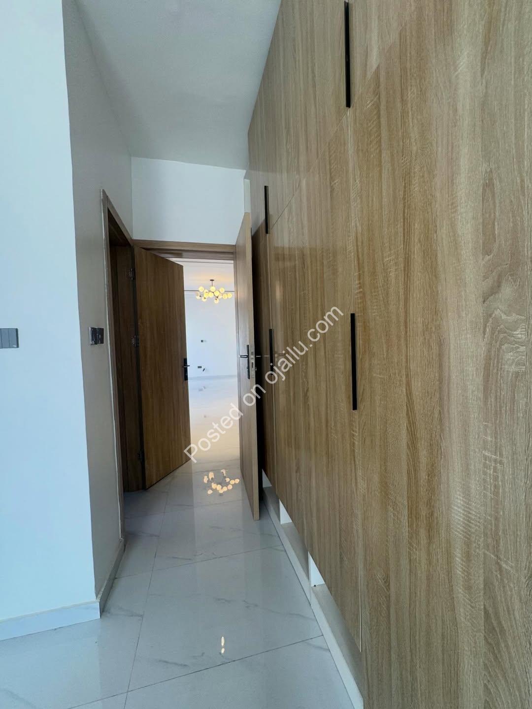 2BR Serviced Oasis: Pool, Gym & Elevator!