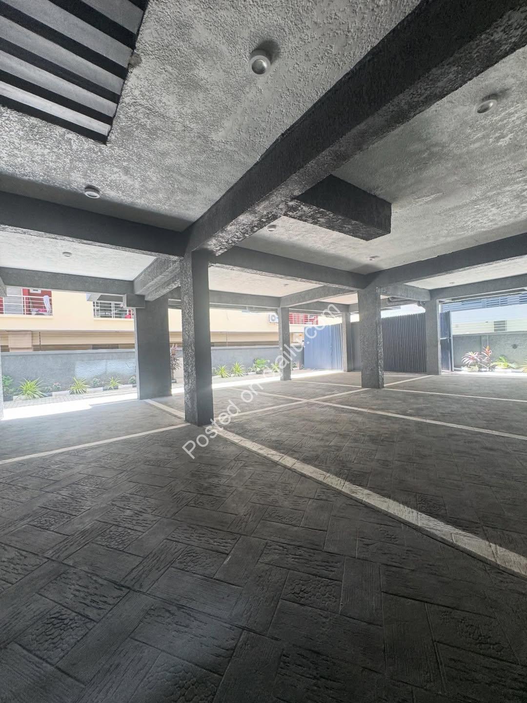 2BR Serviced Oasis: Pool, Gym & Elevator!