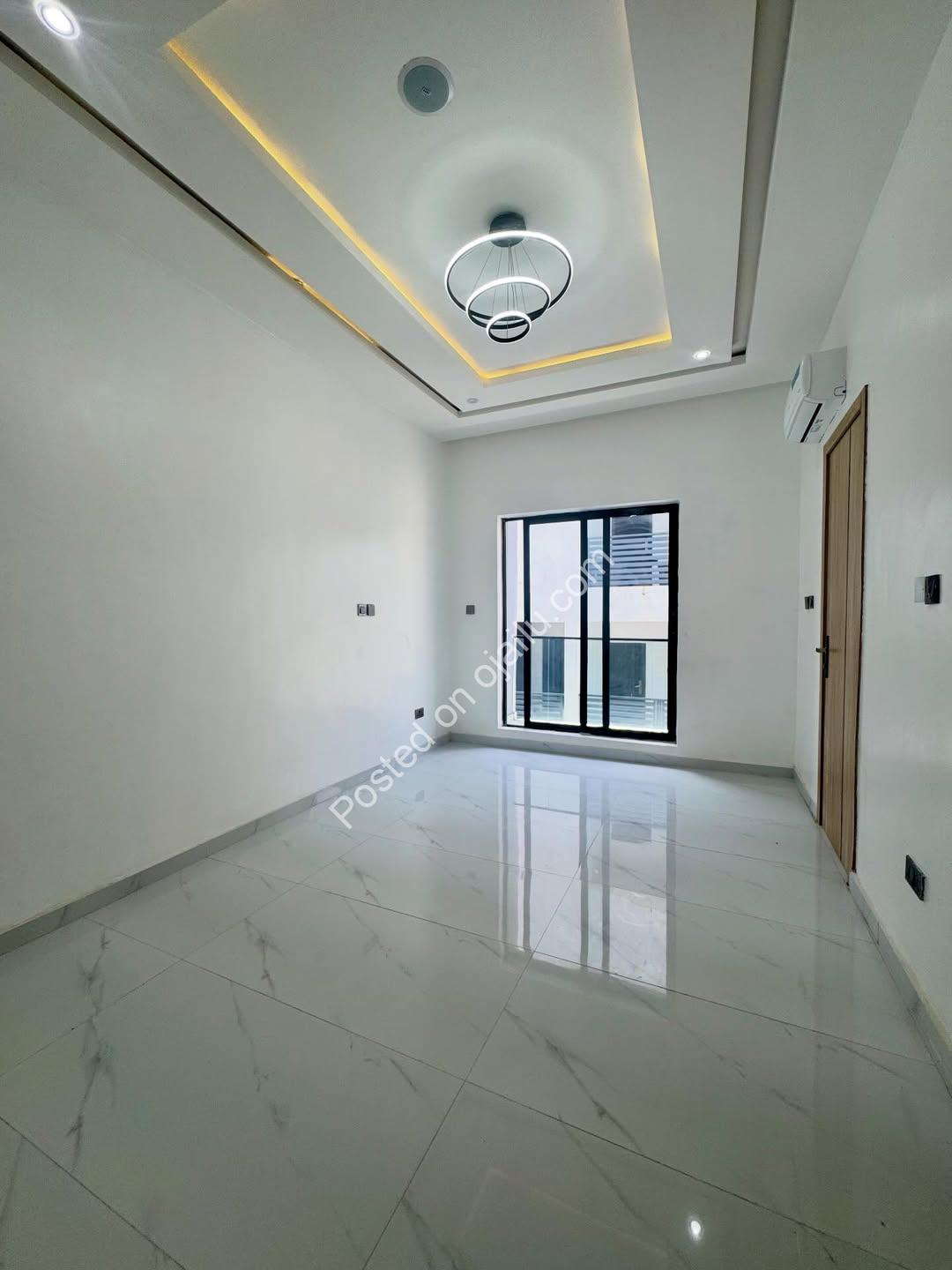 2BR Serviced Oasis: Pool, Gym & Elevator!