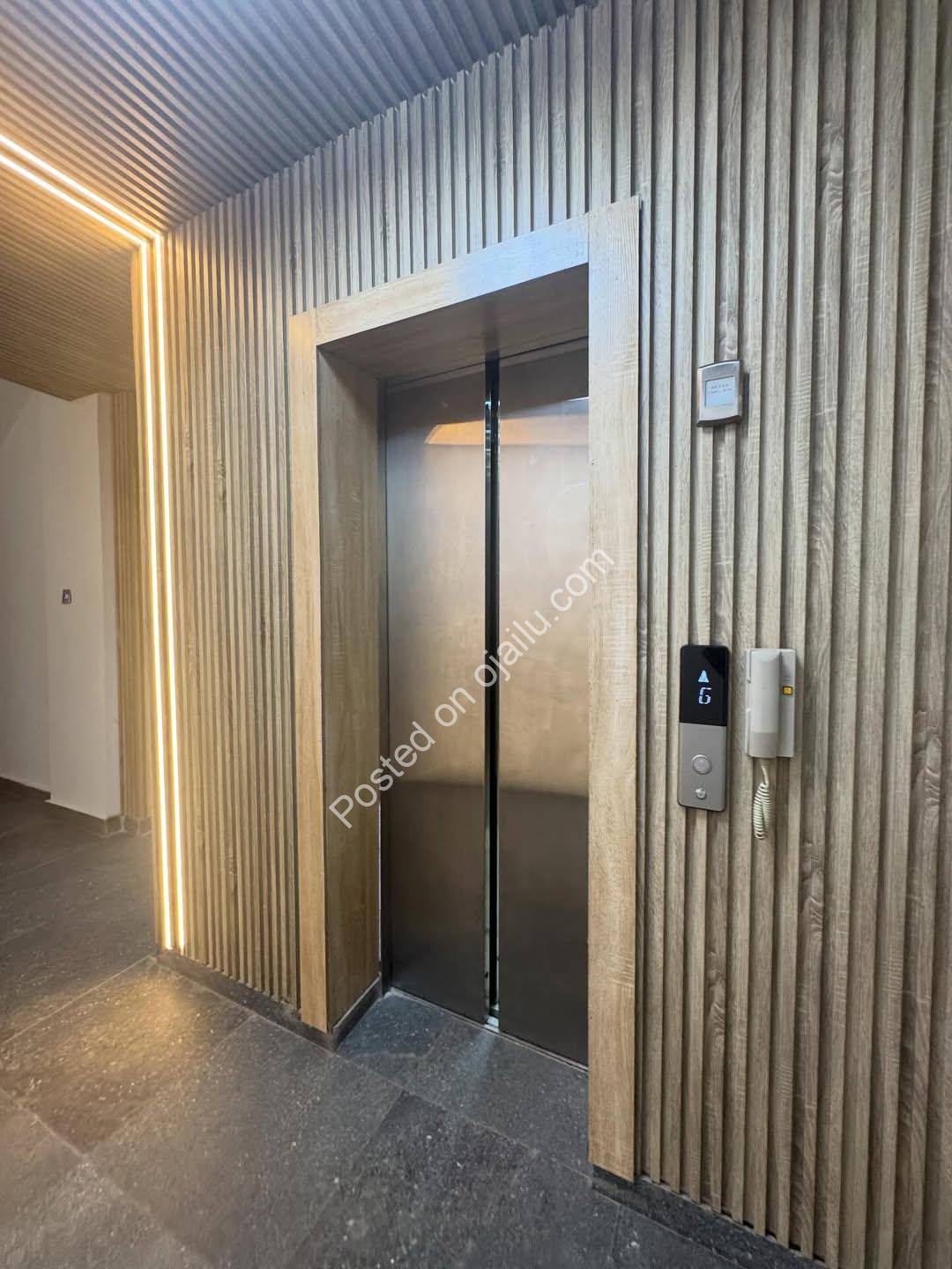 2BR Serviced Oasis: Pool, Gym & Elevator!