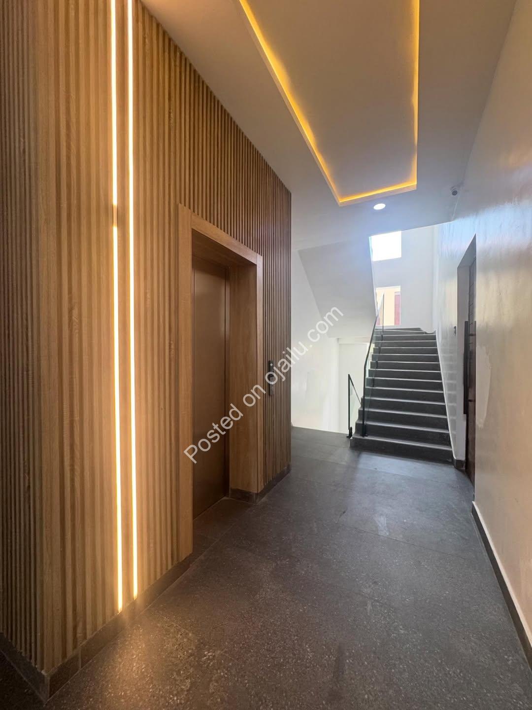 2BR Serviced Oasis: Pool, Gym & Elevator!