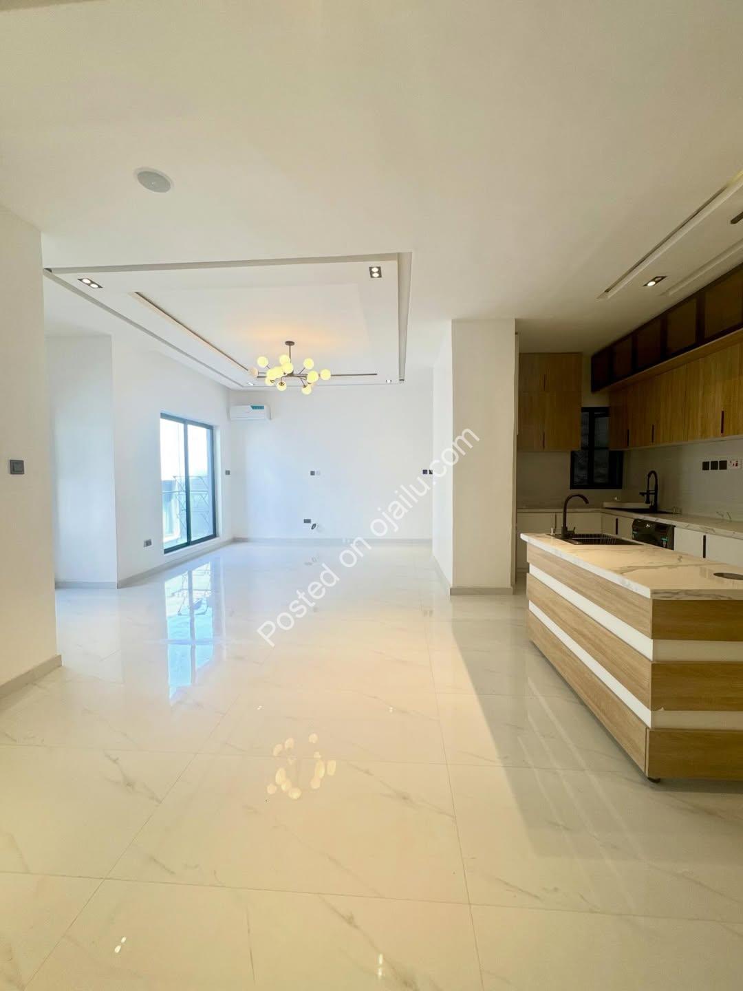 2BR Serviced Oasis: Pool, Gym & Elevator!