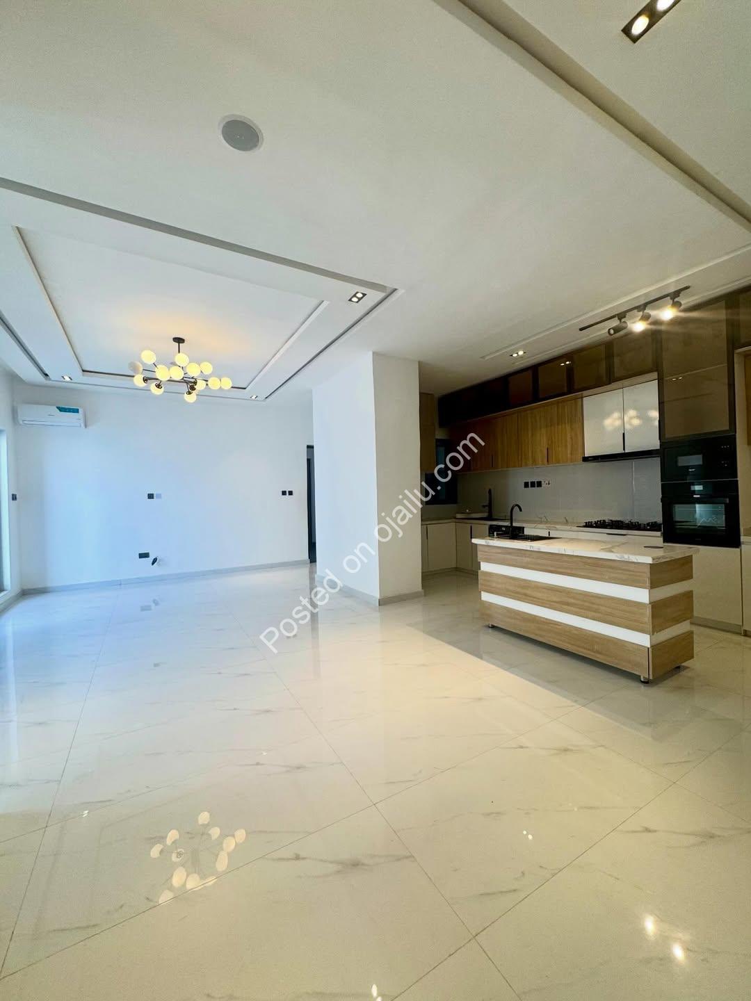 2BR Serviced Oasis: Pool, Gym & Elevator!