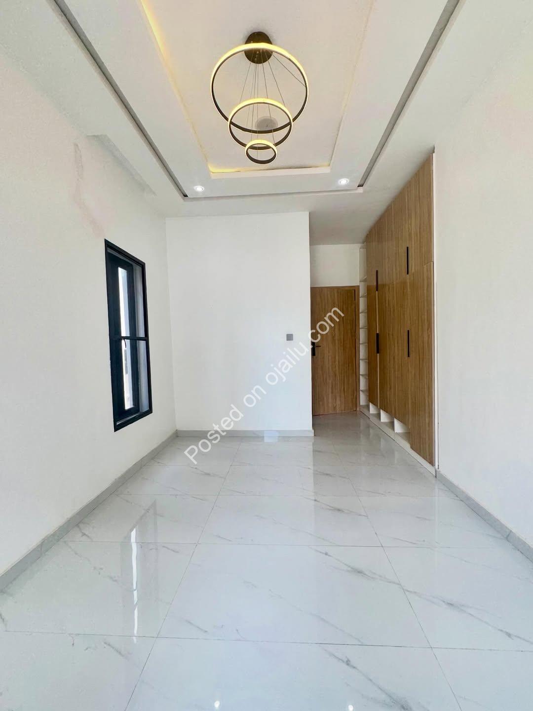 2BR Serviced Oasis: Pool, Gym & Elevator!