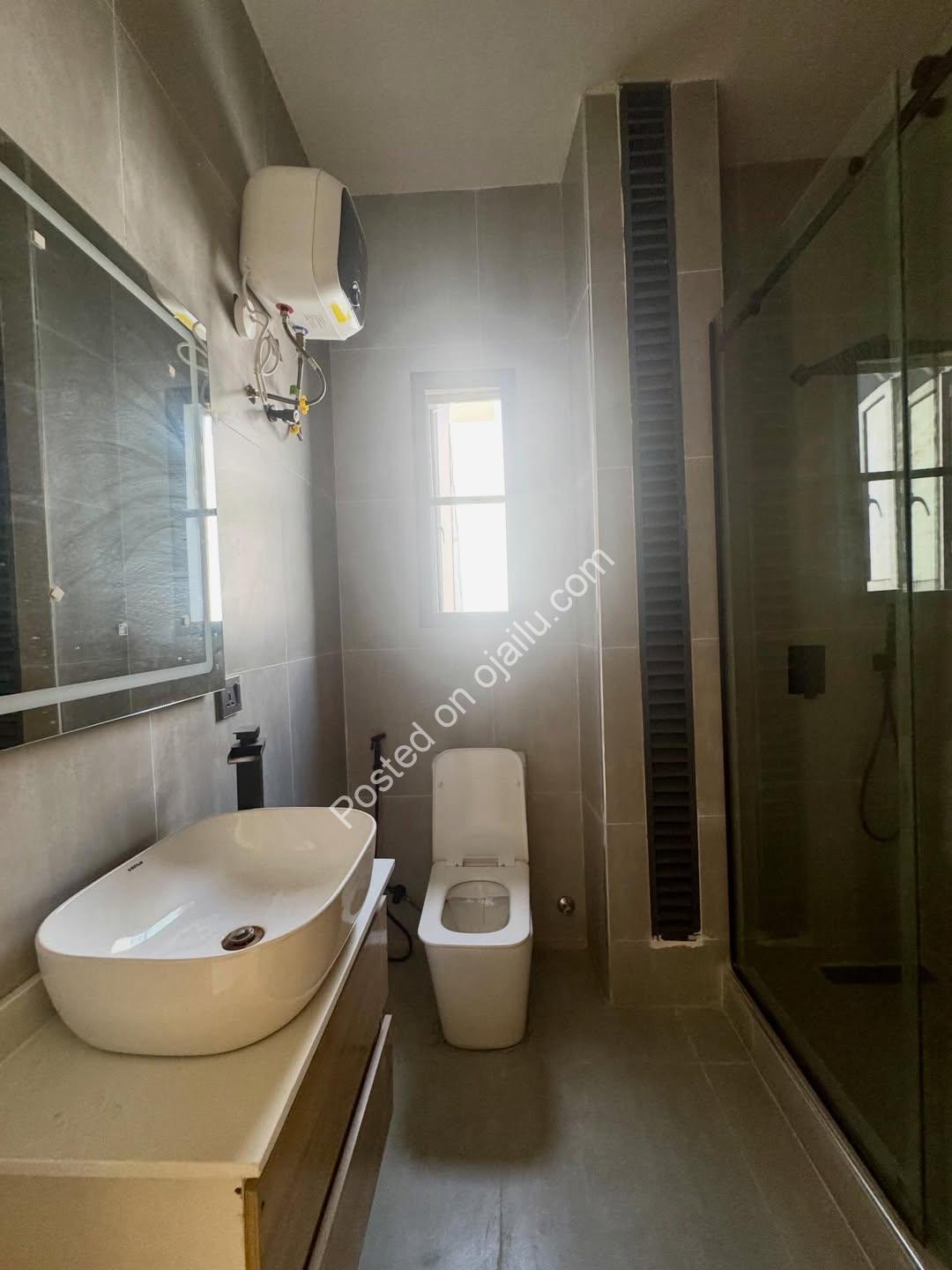 2BR Serviced Oasis: Pool, Gym & Elevator!