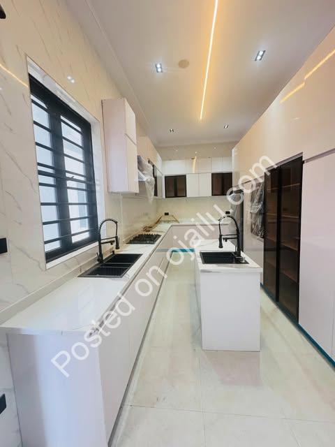 Dive into Luxury: 6-Bed Home with Cinema & Pool