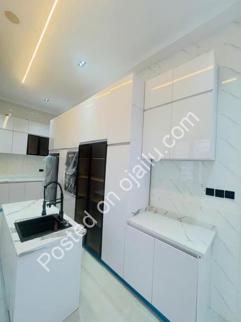 Dive into Luxury: 6-Bed Home with Cinema & Pool